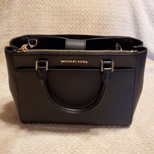 🖤MK Adrienne Kellen
BLACK